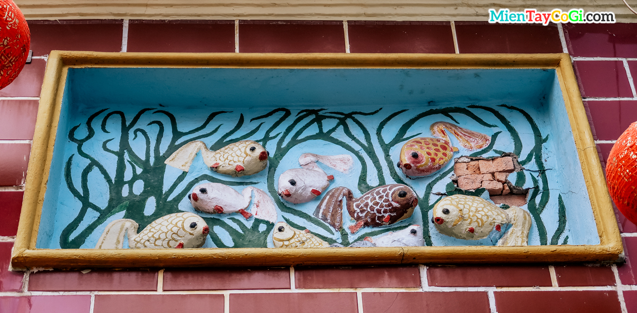 Trang trí hình cá trên bức tường chùa Ông