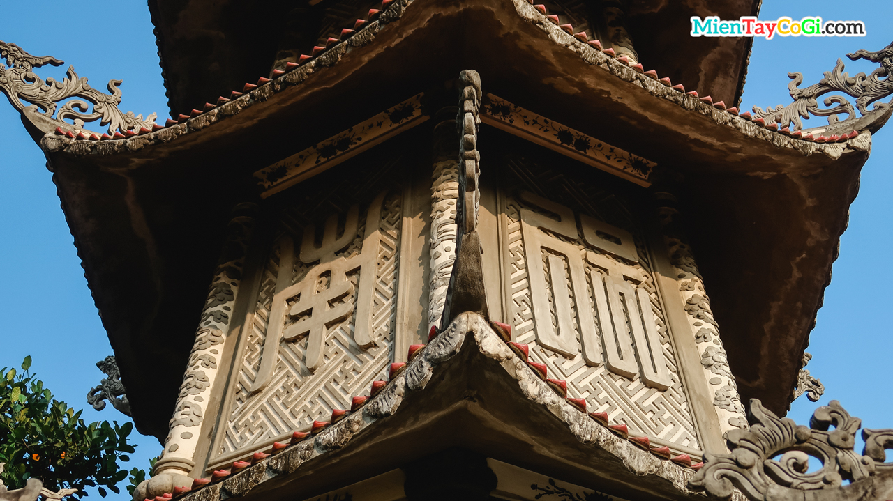 Trên mỗi tầng bảo tháp đều có ký tự chữ Hán