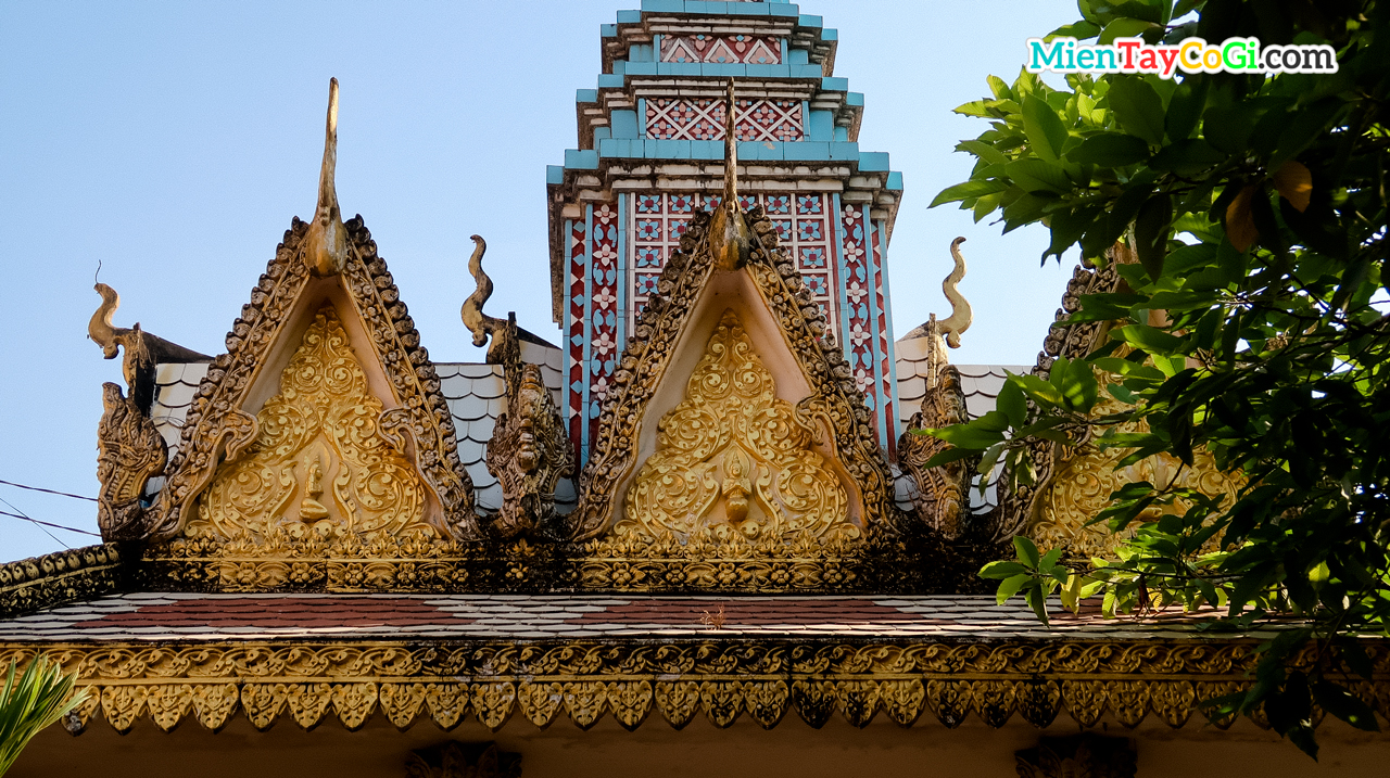 Tượng chim thần trên mái vòm chùa Khmer Cần Thơ