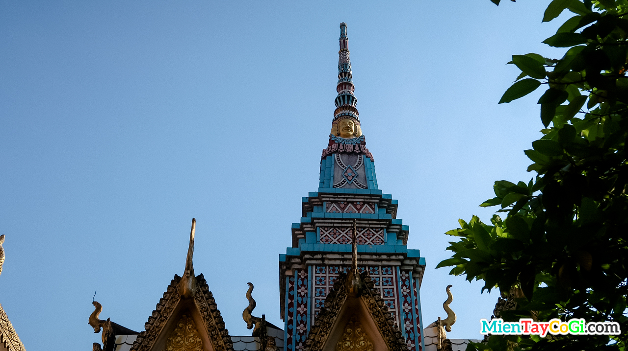 Tượng Phật 4 mặt trên mái chùa