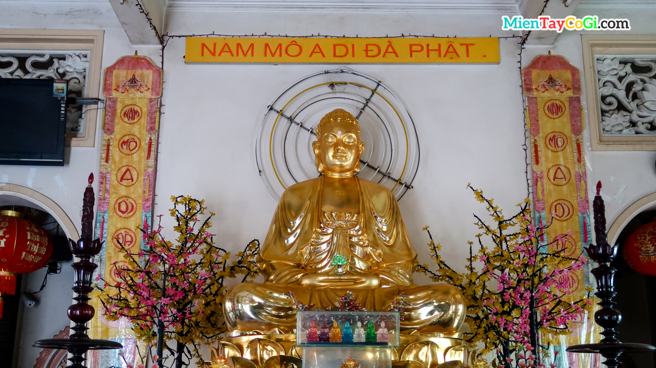 Tượng Phật A Di Đà bên trong chánh điện
