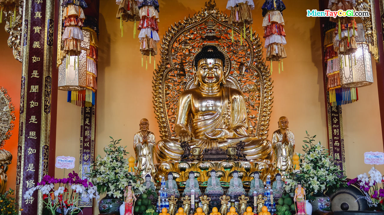 Tượng Phật A Di Đà dát vàng