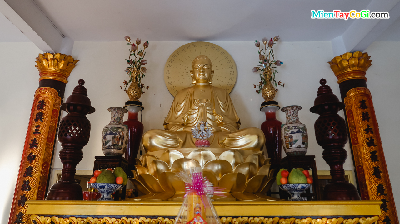 Tượng Phật A Di Đà bên trong chánh điện