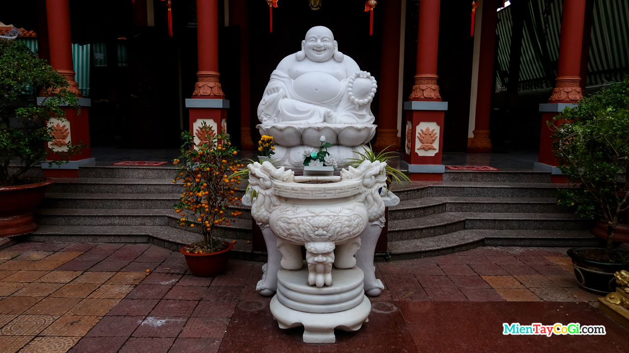 Tượng Phật Di Lặc ở chùa Quang Đức