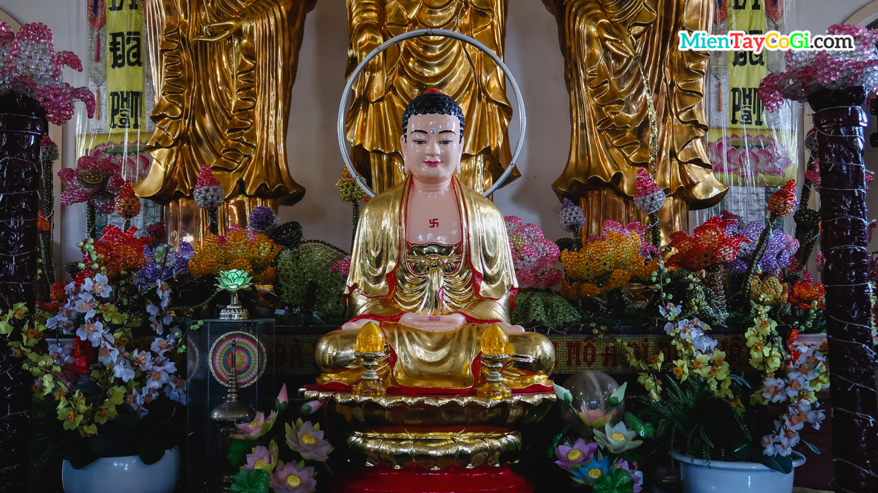 Tượng Phật nhỏ bên trên điện thờ