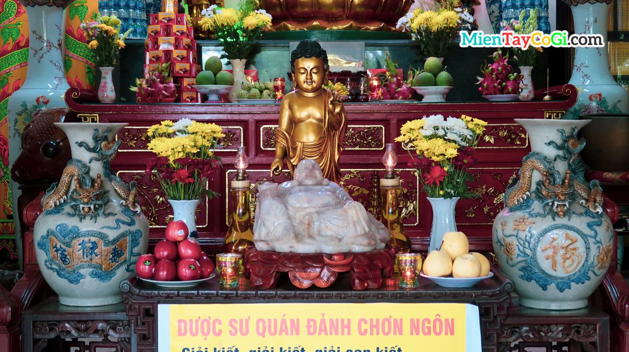 Tượng Phật nhỏ ở bàn thờ tượng Dược Sư chùa Phật Học