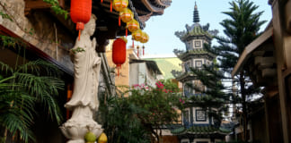 Chùa Quan Âm Cần Thơ ở đâu | Kiến trúc yên bình giữa lòng thành phố Tượng Quan Âm và Bảo Tháp trong khuôn viên nhỏ của chùa