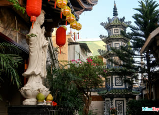 Chùa Quan Âm Cần Thơ ở đâu | Kiến trúc yên bình giữa lòng thành phố Tượng Quan Âm và Bảo Tháp trong khuôn viên nhỏ của chùa