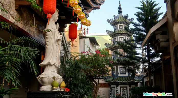 Chùa Quan Âm Cần Thơ ở đâu | Kiến trúc yên bình giữa lòng thành phố Tượng Quan Âm và Bảo Tháp trong khuôn viên nhỏ của chùa