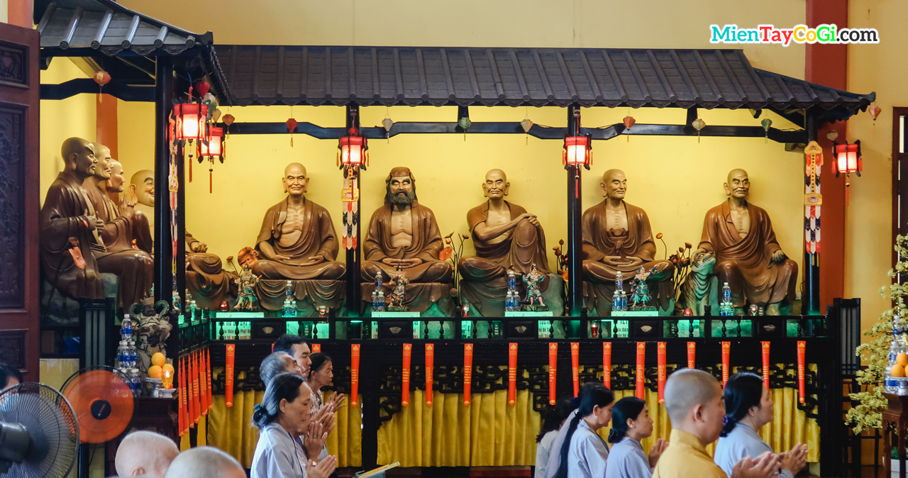 Tượng sáp các vị La Hán ở chùa Phật Học