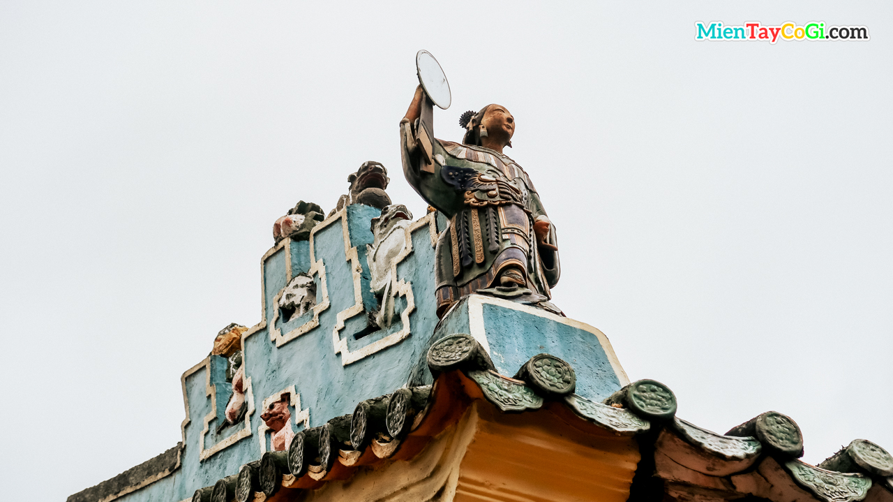 Tượng thần đậm nét Trung Hoa ở chùa Ông Cần Thơ