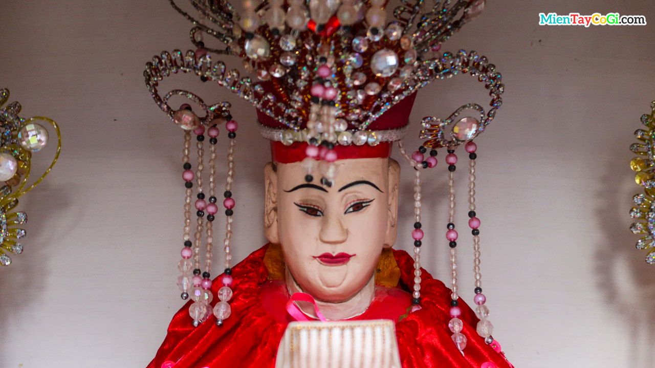 Điêu khắc của tượng Mẫu bên trong chùa Quan Âm