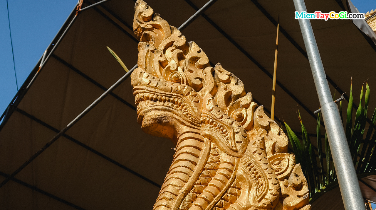 Điều khắc rắn thần Naga ở chùa Khmer Cần Thơ