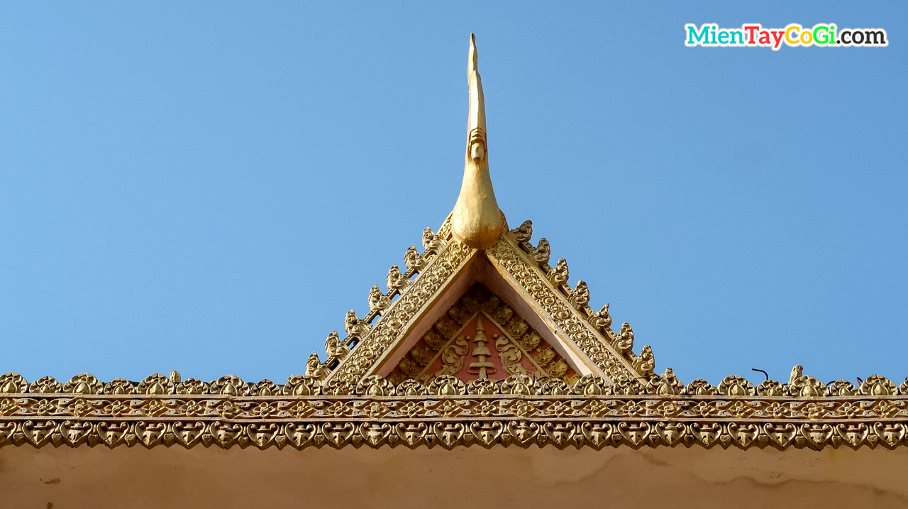 Điêu khắc chim thần của người Khmer trên mái