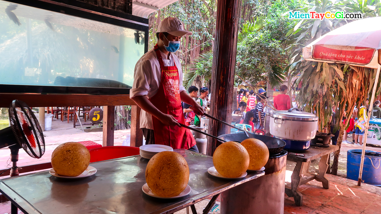 Chefs prepare crispy fried sticky rice in Con Phung