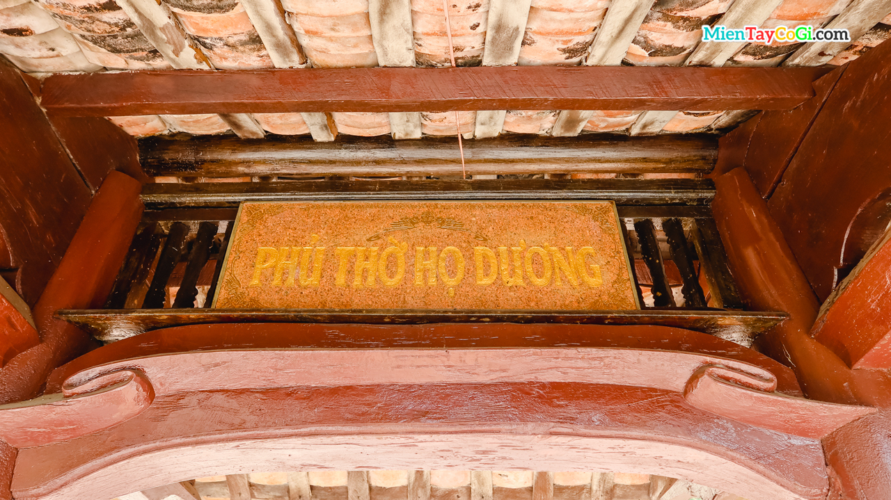Signposts to worship Duong family