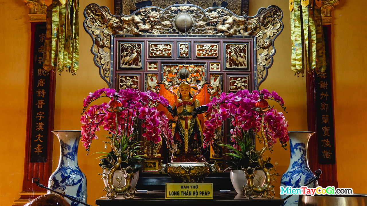 Bàn thờ long thần hộ pháp chùa Nam Nhã