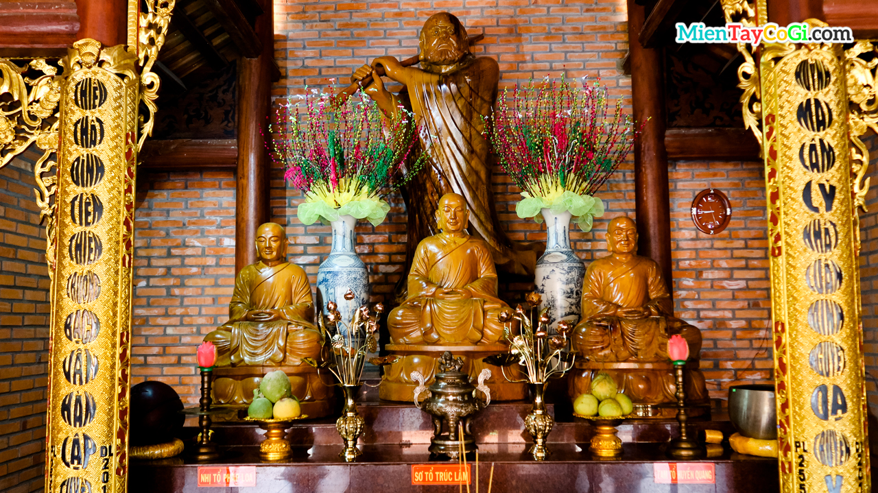 Bàn thờ tổ sư ở Thiền viện Trúc Lâm Phương Nam Cần Thơ