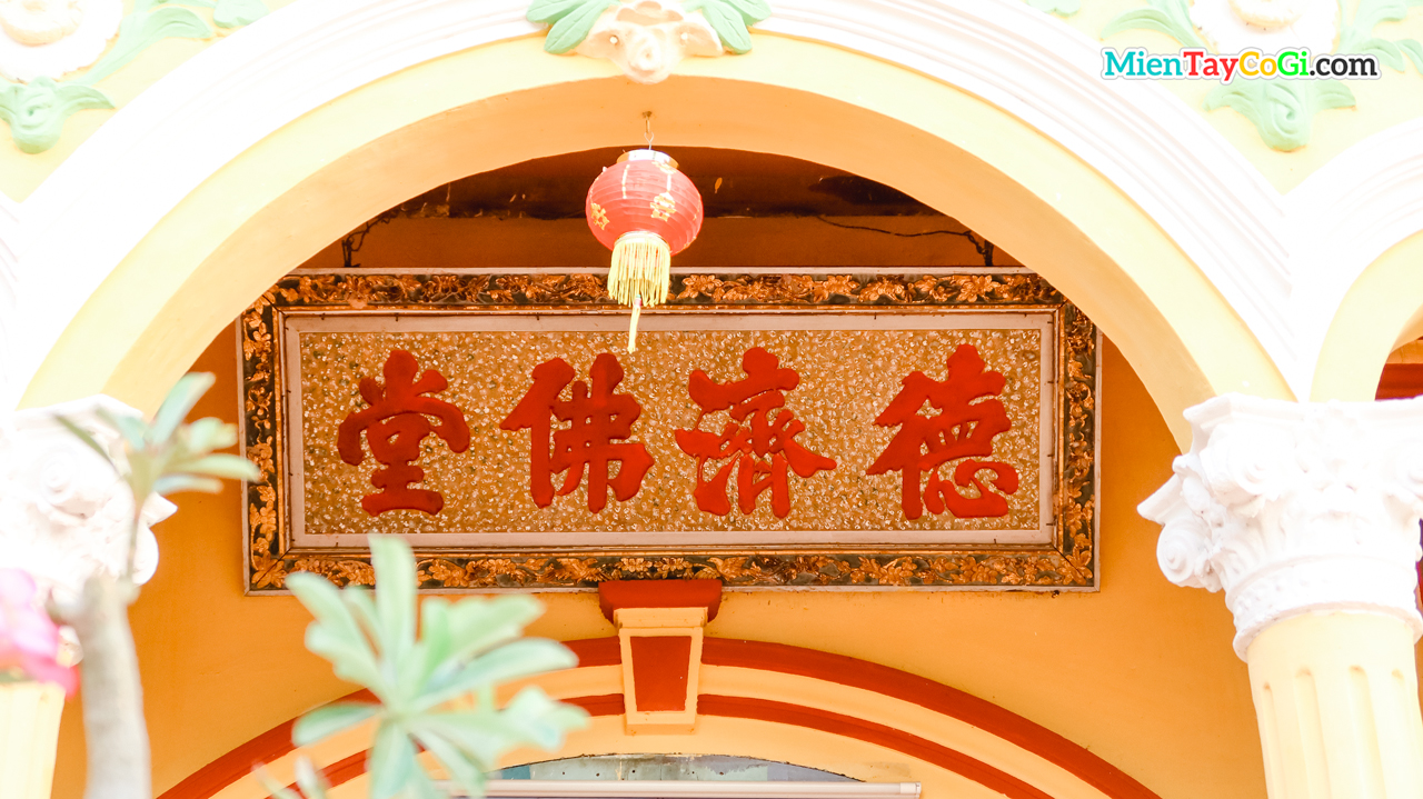 Bảng hiệu chùa Nam Nhã bằng chữ Hán trước chánh điện