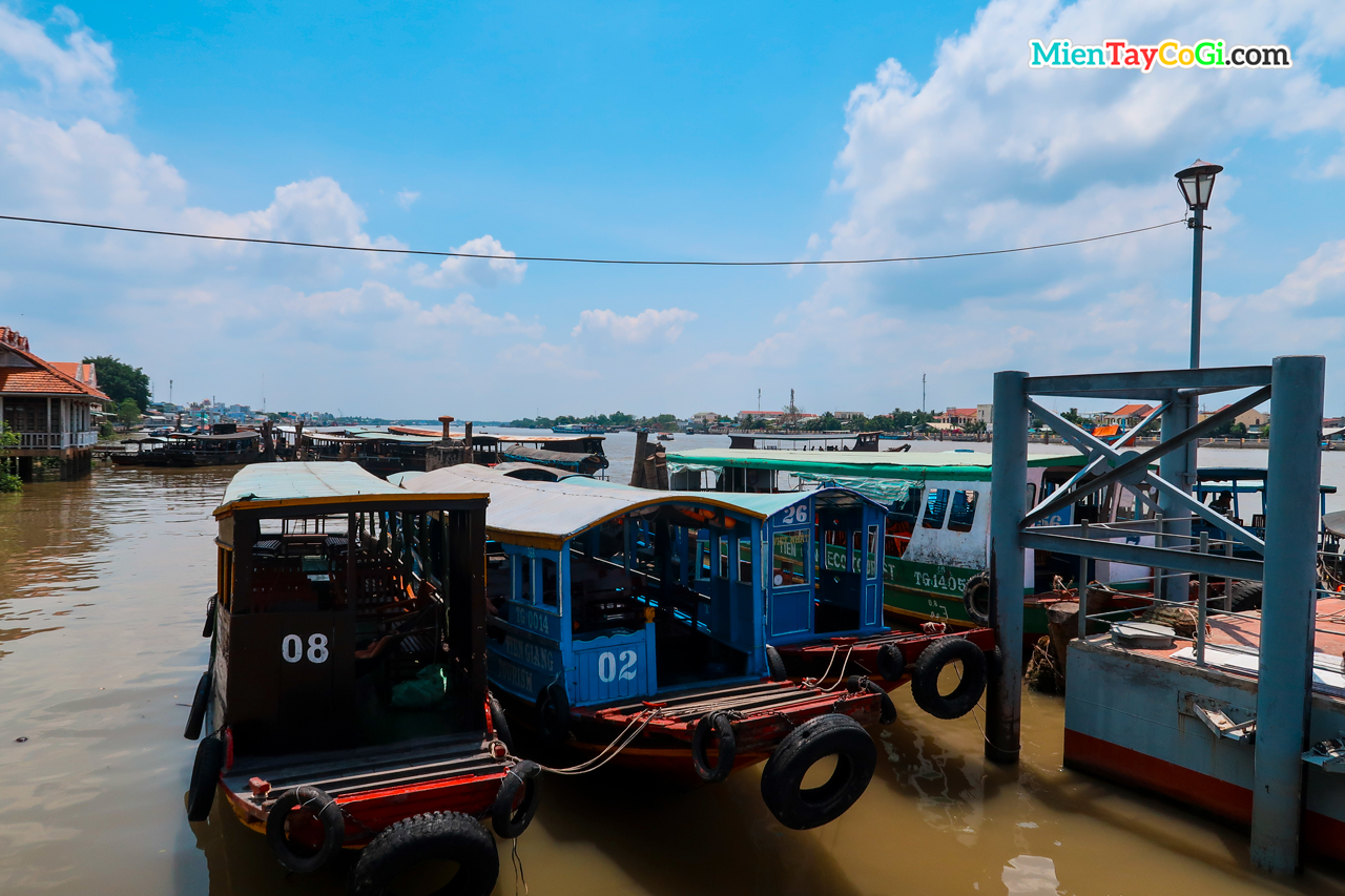 Bến tàu đi Cồn Phụng và Cồn Thới Sơn ở Tiền Giang