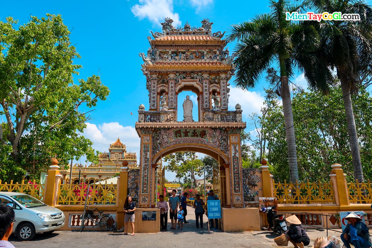 Cổng chùa Vĩnh Tràng Tiền Giang