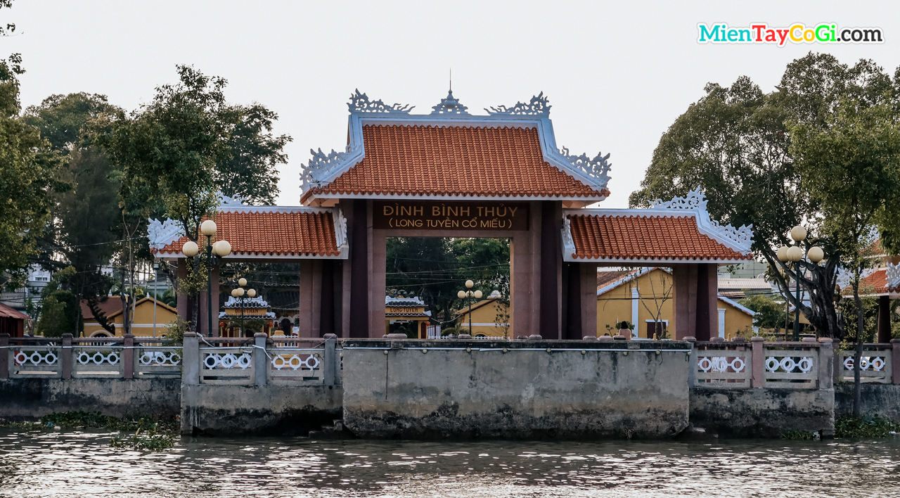 Cổng khác nằm ở phía giáp sông nhìn từ chùa Nam Nhã