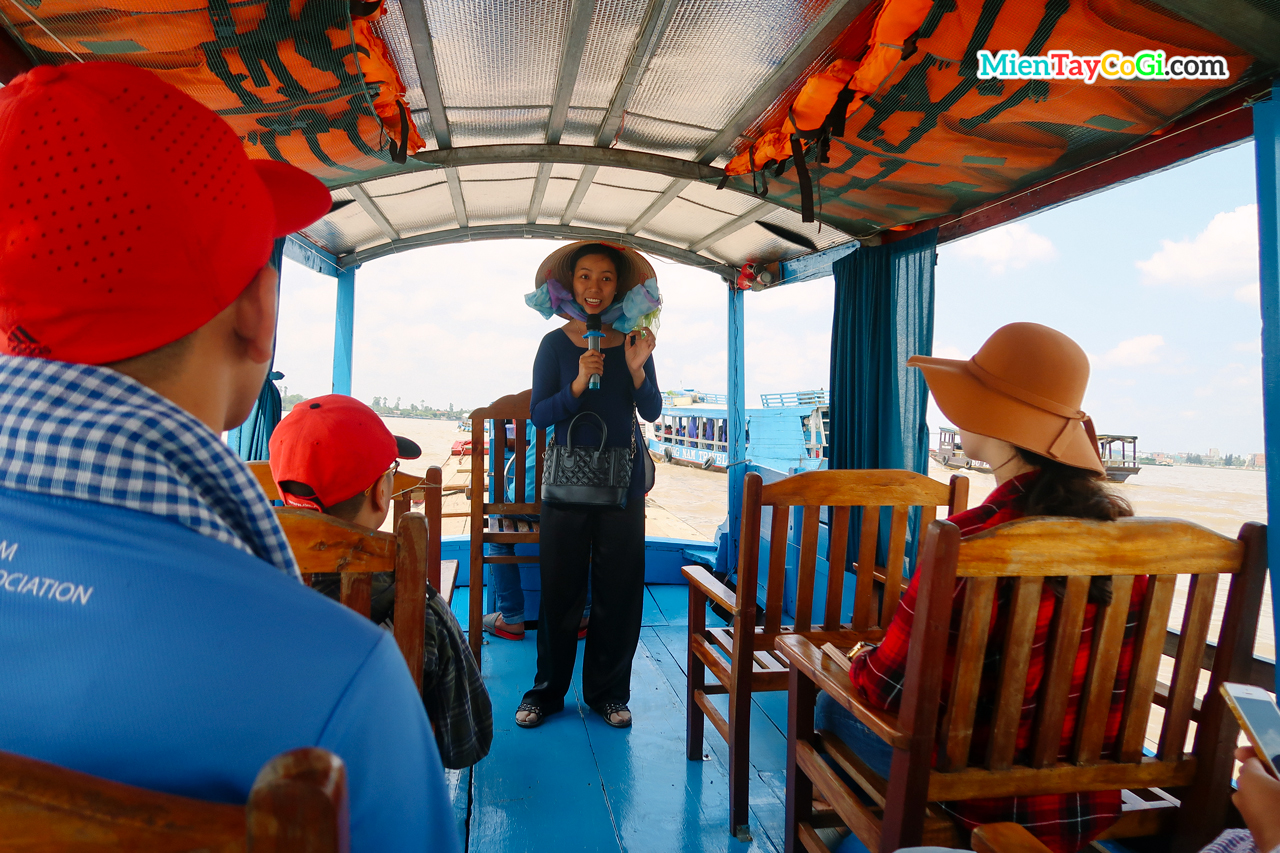 The tour guide explains right on the train when visiting Con