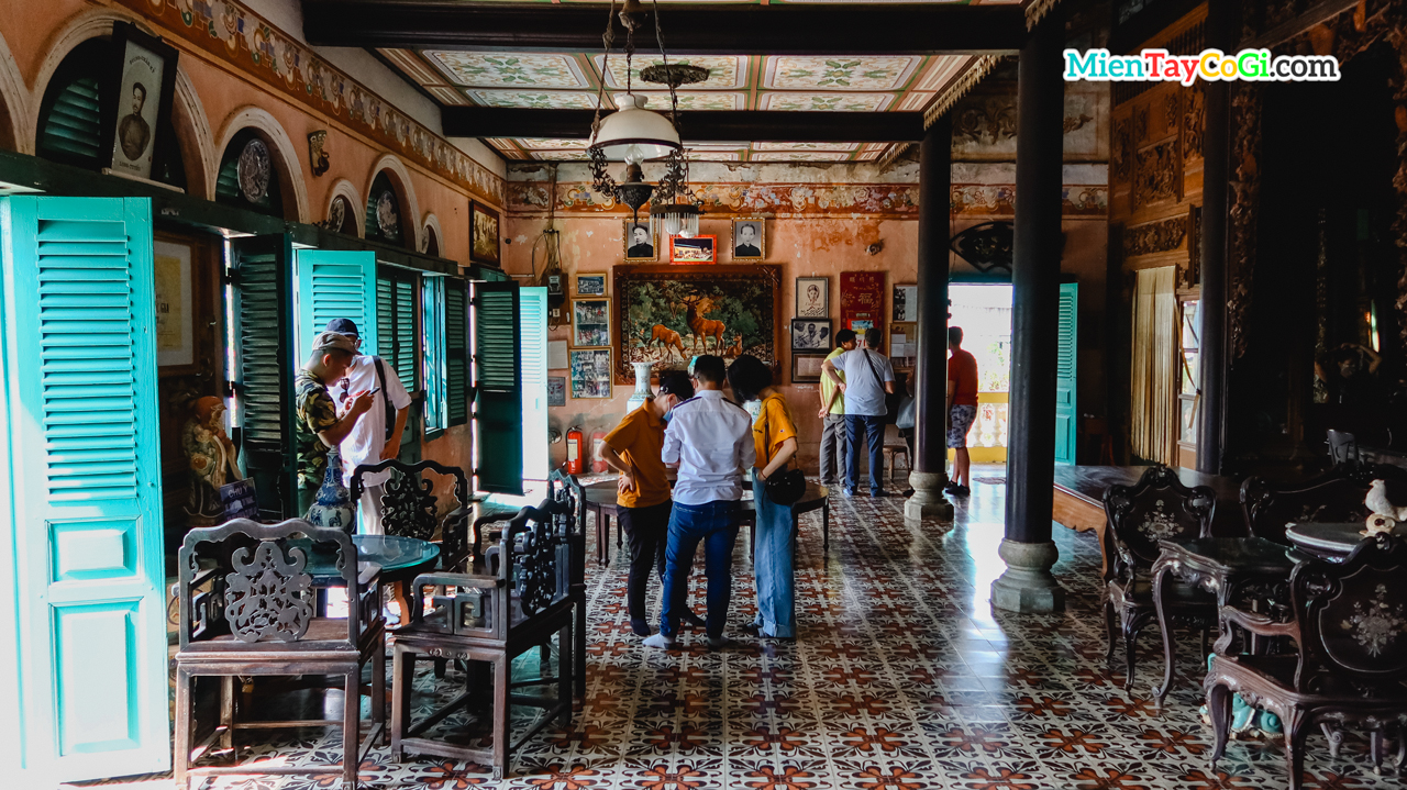 Tourists explore the ancient house of Binh Thuy