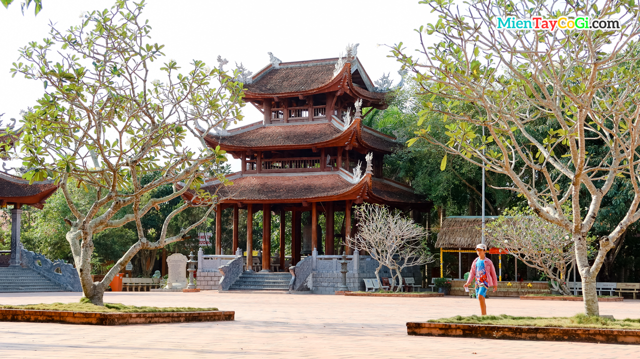 Khoảng sân thiền viện Trúc Lâm Phương Nam