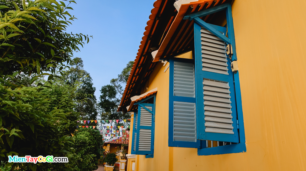 Khung cửa sổ xanh nối qua chánh điện chùa Nam Nhã