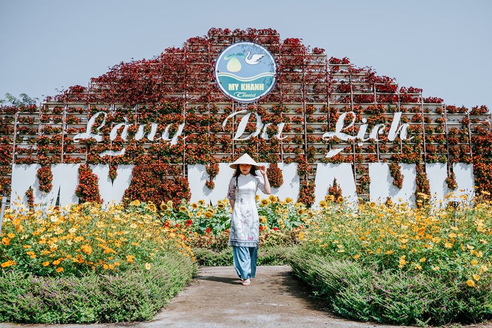 Khách du lịch chụp hình tại vườn hoa KDL Mỹ Khánh