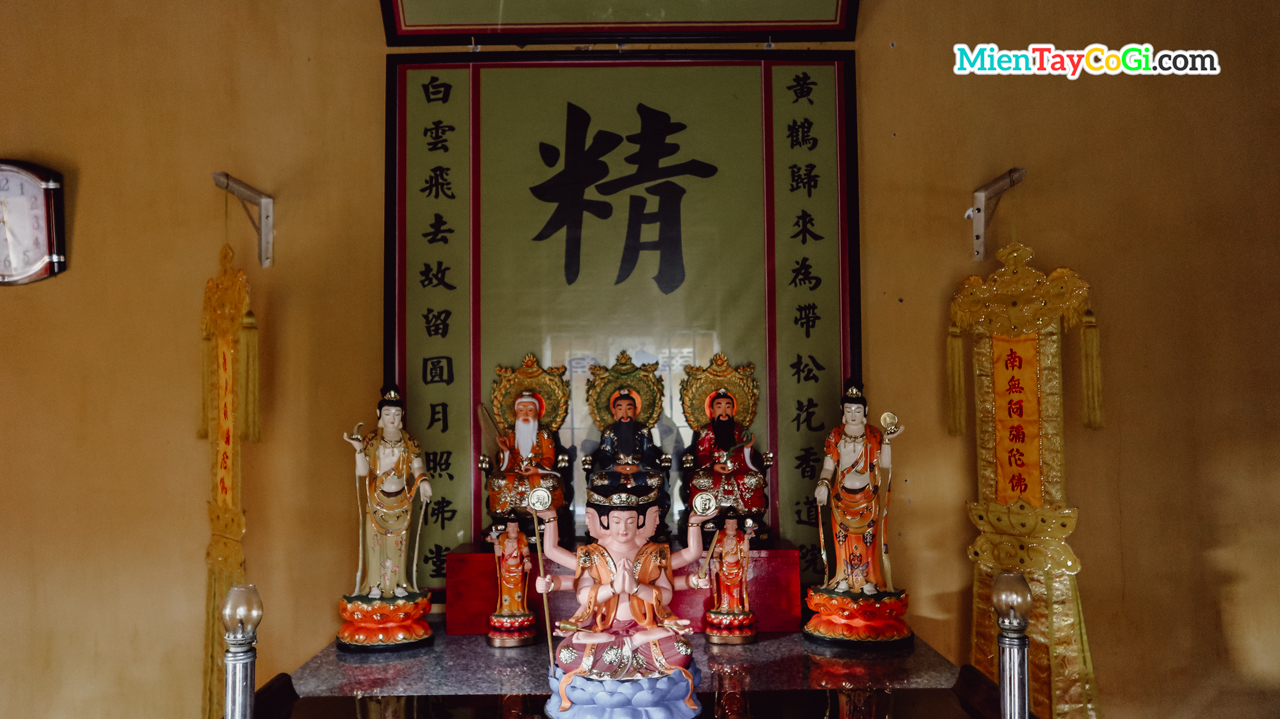 Một bàn thờ Đạo giáo ở chùa Nam Nhã