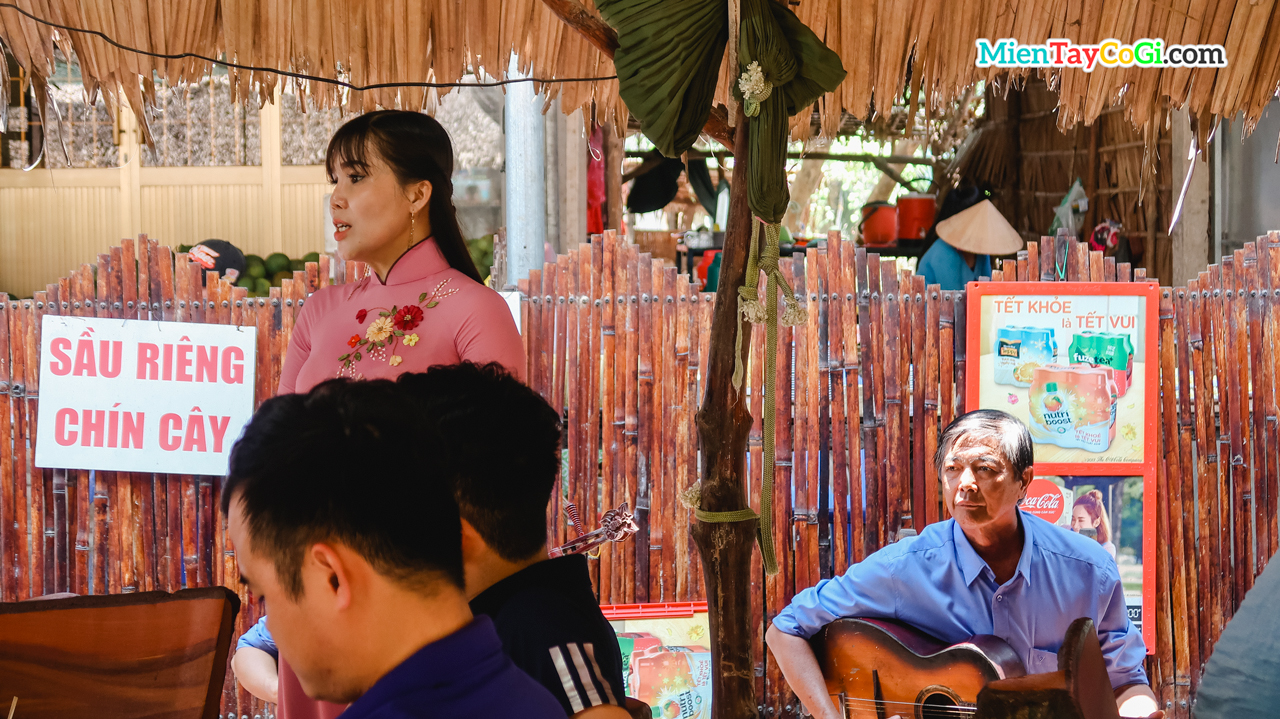 Listen to the singers singing Vietnamese amateurs singing in the South