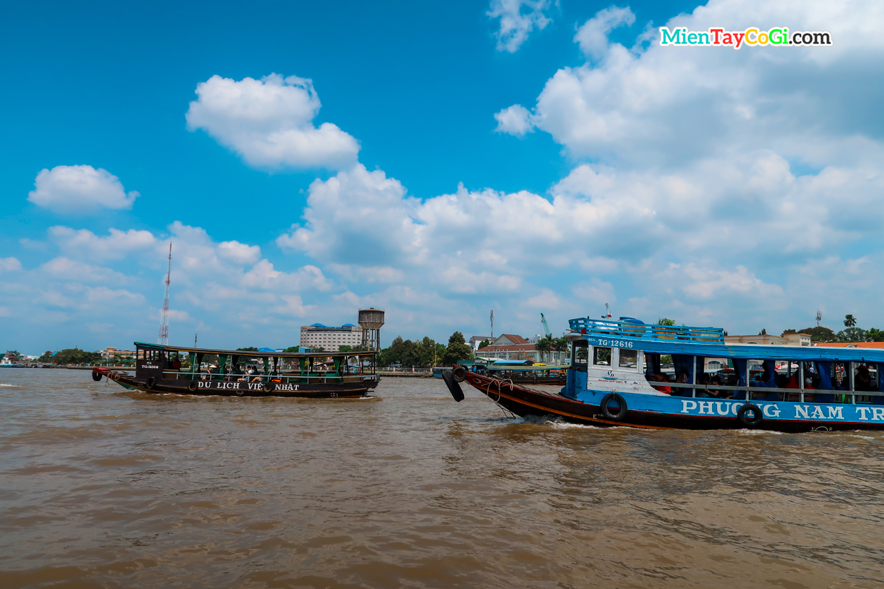 The ships take tourists to the Con Phung Con Thoi Son area