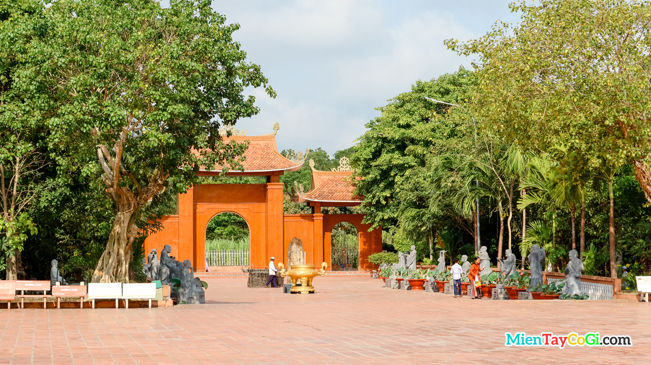 Sân trước thiền viện Trúc Lâm Phương Nam