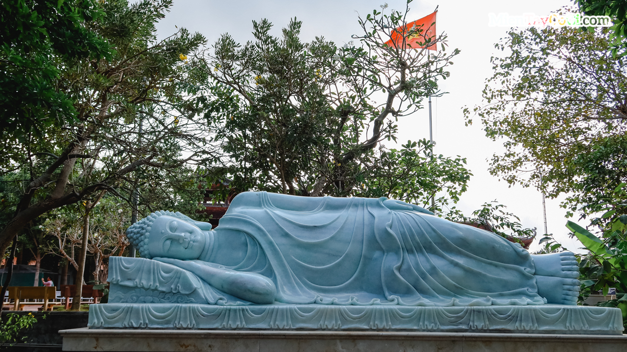 Tượng Phật Thích Ca tư thế nằm ngoài vườn