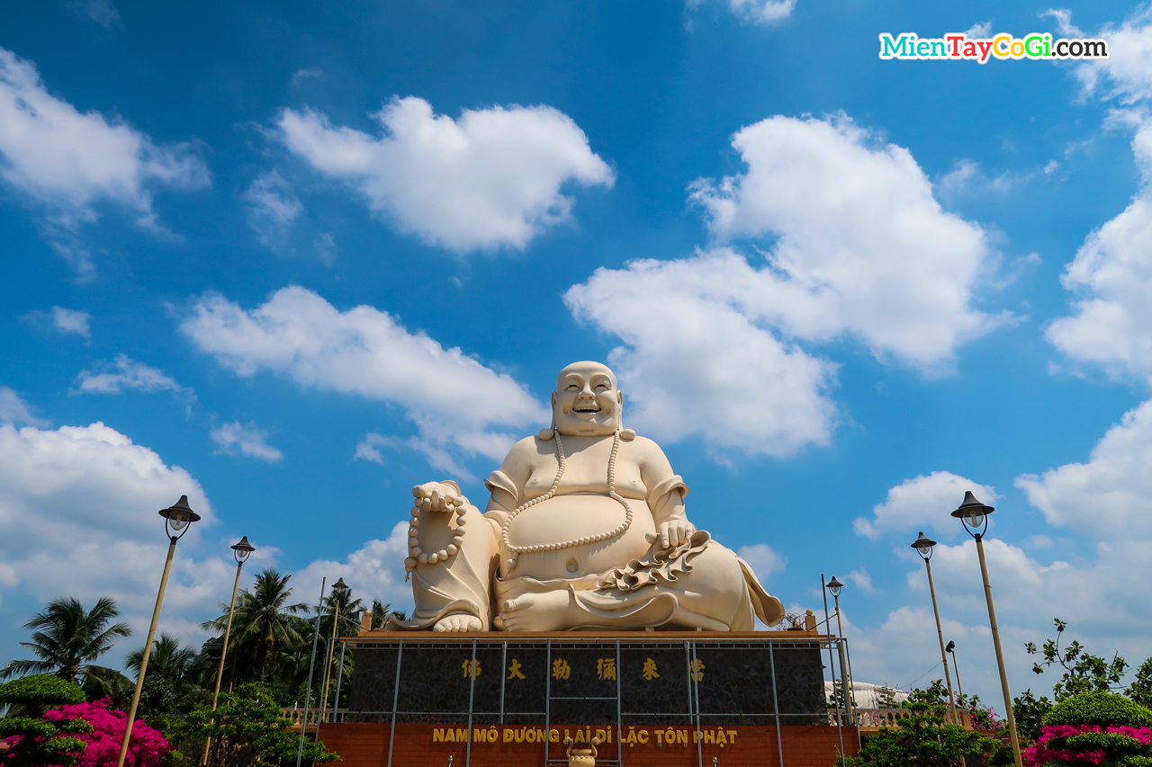 Tượng Phật Di Lặc khổng lồ chùa Vĩnh Tràng