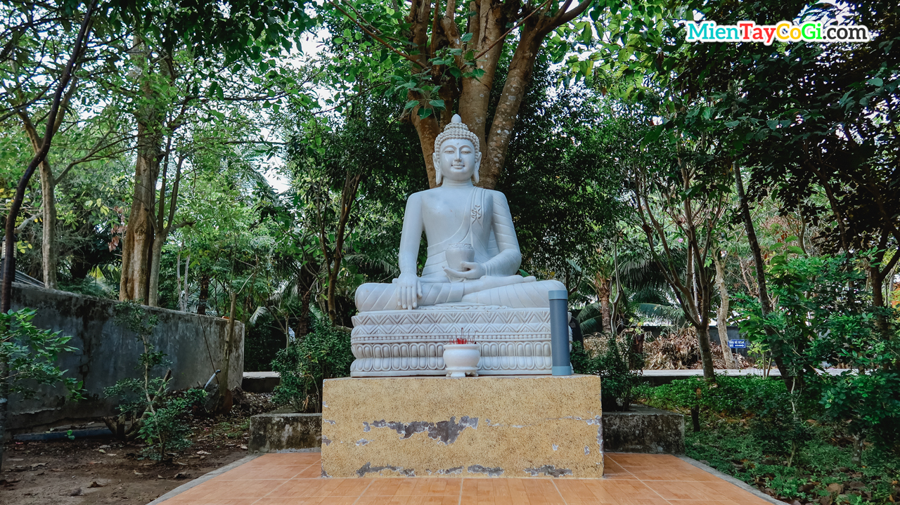 Tượng Phật Thích Ca bên ngoài vườn