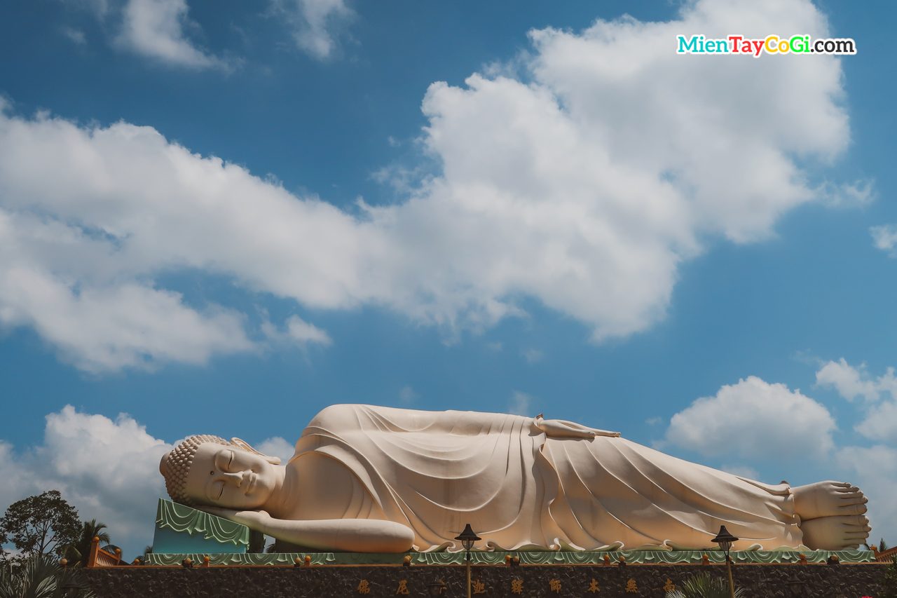 Tượng Phật Thích Ca nằm khổng lồ ở chùa Vĩnh Tràng