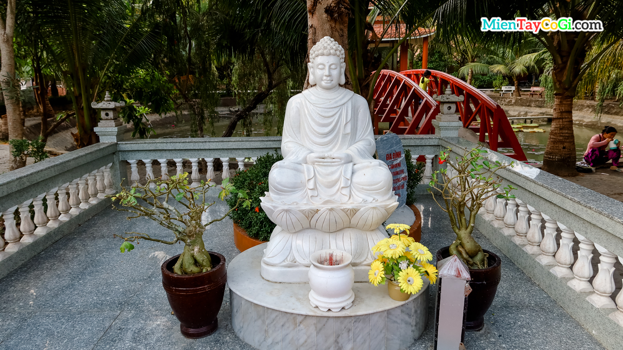 Tượng Thờ Phật A Di Đà bên ngoài vườn