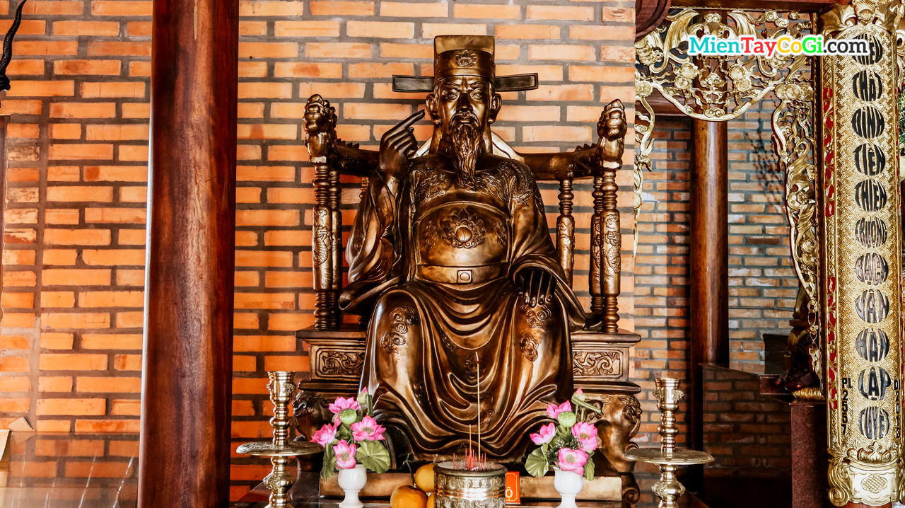 Tượng thờ Thái Sư Trần Thủ Độ làm bằng đồng