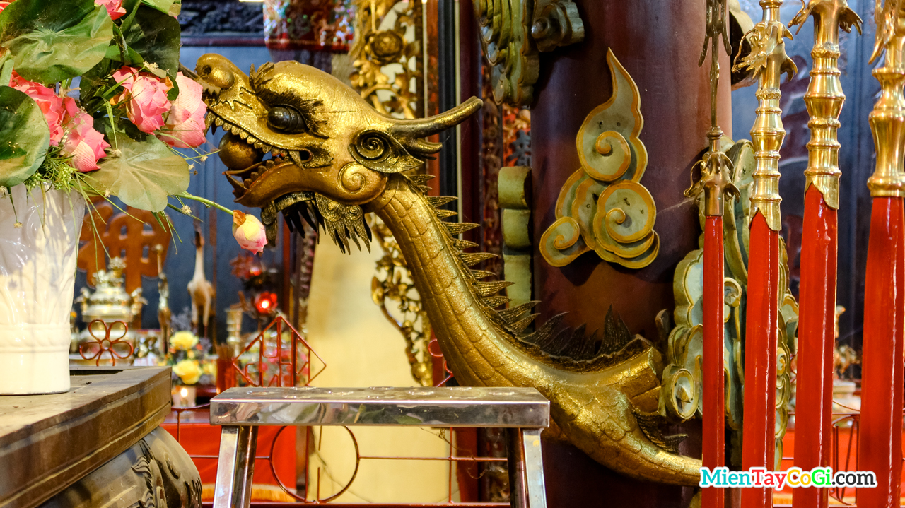 Điêu khắc rồng vàng phun châu trên cột đình Bình Thủy Cần Thơ