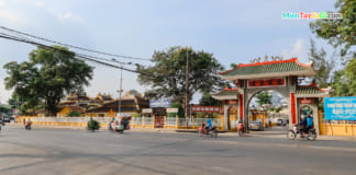 Đình Bình Thủy Cần Thơ | Giới thiệu chi tiết | Hướng dẫn du lịch Đình Bình Thủy giáp với mặt đường dưới chân cầu Bình Thủy