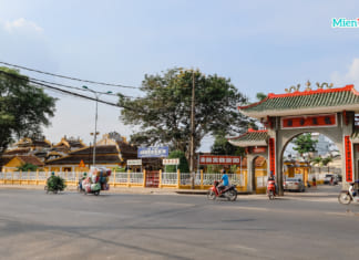 Đình Bình Thủy Cần Thơ | Giới thiệu chi tiết | Hướng dẫn du lịch Đình Bình Thủy giáp với mặt đường dưới chân cầu Bình Thủy