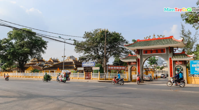 Đình Bình Thủy Cần Thơ | Giới thiệu chi tiết | Hướng dẫn du lịch Đình Bình Thủy giáp với mặt đường dưới chân cầu Bình Thủy