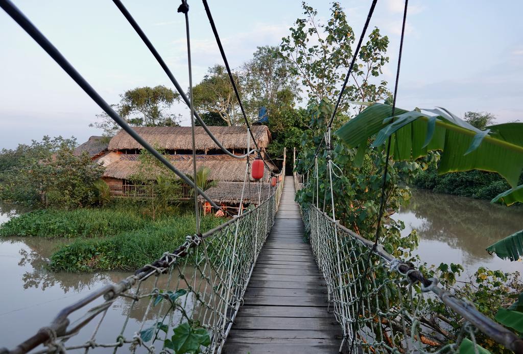 Cây cầu bắt qua Nguyen Shack homestay