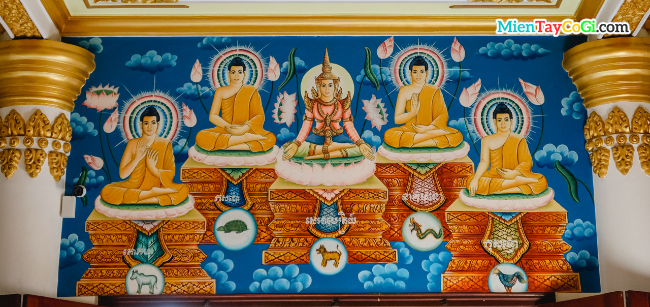 Bên trong chánh điện đều có nhiều bức vẽ về Phật