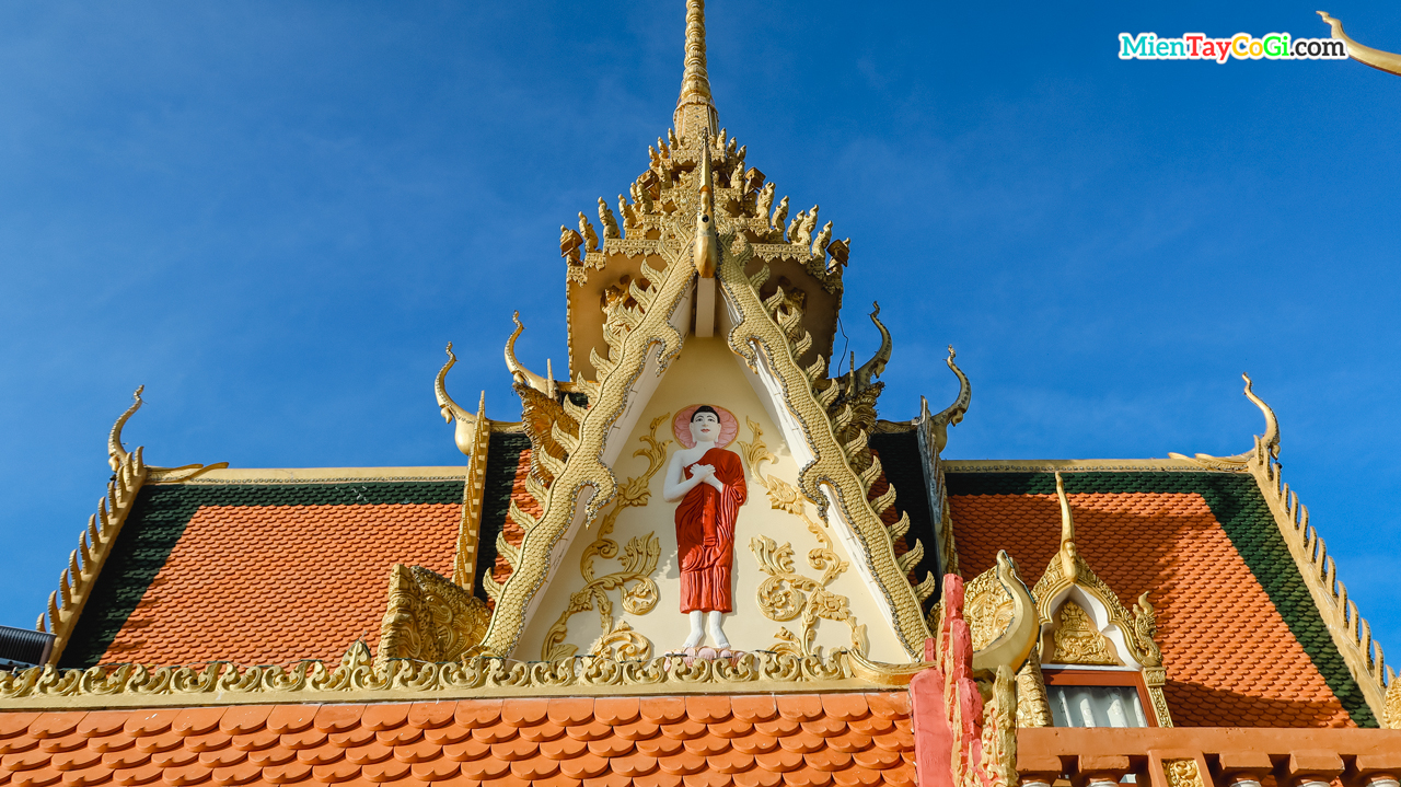 Bốn mặt mái ngói chùa Khmer hồ Xáng Thổi đều điêu khắc hình tượng Phật Thích Ca