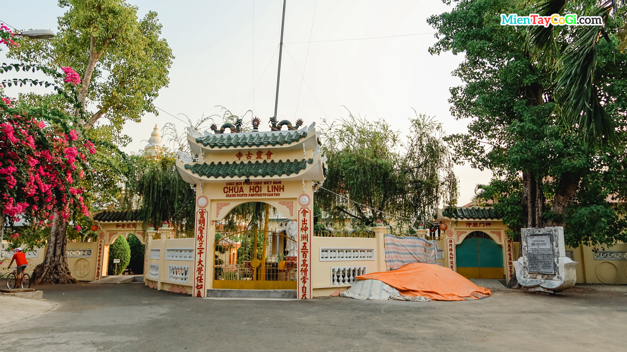 Cổng trước chùa Hội Linh Cổ Tự Cần Thơ