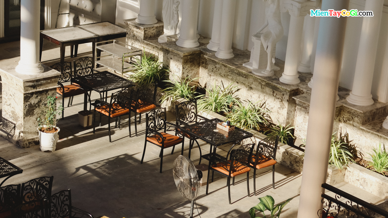 Không gian cafe với nắng đẹp ở Nhà hàng Tây Đô